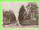 ALDERSHOT, HAMPSHIRE, UK - LOOKING DOWN HOSPITAL HILL - ANIMATED POLICEMEN & CAR - TRAVEL IN 1945 - PHOTO BROWN - - Altri & Non Classificati