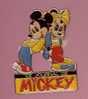 Pin's, Le Journal De Mickey, Mickey Et Minnie - Disney