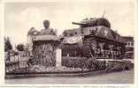 CPA.  BASTOGNE.  Le Tank Et Le Buste Du Générale Mac Auliffe.     (Vers 1955-60) - Bastenaken