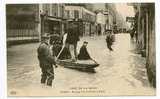 CPA 75.-PARIS 15e.-Passage Des Habitants à Javel.-CRUE DE LA SEINE 1910.-Inondations.-MOD 245 - District 15