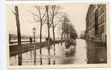 CPA 75.-PARIS.-15e.-Le Quai De Grenelle.-CRUE DE LA SEINE.-Personnages-Inondations 1910.-MOD 154 - Distretto: 15