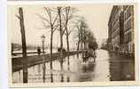 CPA 75.-PARIS.-15e.-Le Quai De Grenelle.-CRUE DE LA SEINE.-Personnages-Inondations 1910.-MOD 154 - Arrondissement: 15