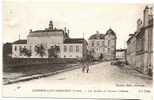 C.P.A    (   COURSON-LES-CARRIERES  " Les écoles Et L´ancien Chateau " Carte Animée-rare - Beau Plan  ) - Courson-les-Carrières