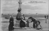 29. ILE TUDY.  LE CALVAIRE .FEMMES ATTENDANT LE RETOUR DES BATEAUX DE PECHE.   Animation. - Loctudy