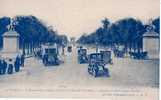 PARIS - L'Avenue Des Champs-Elysées Et L'Arc De Triomphe - Champs-Elysées