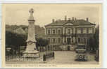 F 950 / CPA   ORBEC  (14)  LA MAIRIE ET LE MONUMENT AUX MORTS - Orbec