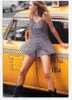 Jeune Femme Sexy Devant Un Taxi Jaune à New York, Photo Rob Lang (08-2369) - Taxis & Fiacres