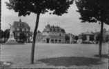 72. CHATEAU DU LOIR. LA PLACE DE L'HOTEL DE VILLE. MONUMENT AUX MORTS.KIOSQUE. - Chateau Du Loir