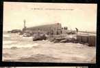 CPA ANCIENNE- FRANCE- LA NOUVELLE (11)- LE PHARE ET LA JETÉE COTÉ GAUCHE VUS DE LA MER - ANIMATION-  LIT AMBULANT- - Port La Nouvelle