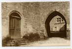 PEROUGES   église Et Porte D' En Haut - Pérouges