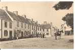 29  -  PLOUGASNOU  -La Place  - Animée : Cavalier - Boulangerie, Débit De Boissons, Attelage Cheval, Pub - Plougasnou