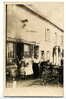 Cpa Carte Photo FAMILLE A LA POSE Devant Un Batiment De Ferme - Fattorie