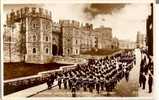 Londres.Guard Leaving Windsor Castle.1956 - Windsor Castle