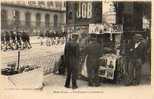 Paris Vécu      75         Un Kiosque A Journaux  (voir Scan) - Ambachten In Parijs