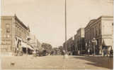Sheldon Iowa Ninth Street East, Vintage Real Photo Postcard, Animated Street Scene Autos Business Signs - Autres & Non Classés