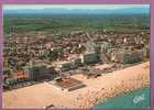 CANET-PLAGE  -  Vue Aérienne : La Plage, La Place Et L´avenue De La Méditerranée. Circulée 1976. 2 Scans - Canet Plage