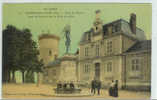 G 692 / CPA   MEHEN SUR YEVRE  (18)   PLACE DU CHATEAU STATUE JEANNE D' ARC ET ECOLE DES FILLES - Mehun-sur-Yèvre