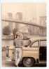 Couple Sur Un Taxi Jaune à New York - Photographe: Rob Lang (08-2985) - Taxis & Fiacres