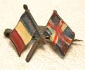 Ancienne Petite Broche Drapeaux De La France Et L'Angleterre. Entente ? Célébration De Victoire ? - Equipo