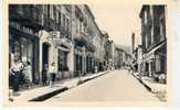 Bessègues : Rue De La République 1953 (animée Et Commerces) CP Théojac. - Bessèges
