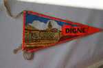 FANION-BLASON-ECUSSON-PLASTIC -FORME TRIANGULAIRE-ATTACHES-CORDELETTE:SOUVENIR P/AUTOMOBILE-BATEAU:DIGNE-04-ALPES HAUTE - Obj. 'Remember Of'