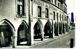 50 CARENTAN MAISON DU BON MARCHE ARCADES PLACE REPUBLIQUE SM 1957  1 PERSONNAGE - Carentan