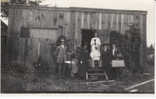 Seaside Oregon Real Photo Postcard, Travellers With Suitcases In Front Of Cabin - Andere & Zonder Classificatie