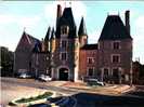 CPSM CHER.AUBIGNY SUR NERE.HOTEL DE VILLE.CHATEAU DES STUART.AVEC 3 CV.DAUPHINE.JUVA 4. - Aubigny Sur Nere