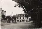 D64 - PHOTO -  SAUVETERRE DE BEARN  -  La Place Du Marché Et L'Auberge Du CHEVAL BLANC (GF) - Sauveterre De Bearn