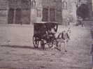 Fiacre (?) Devant Notre Dame  à Paris - 2 Scans - Taxis & Huurvoertuigen