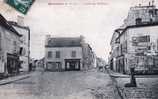 Cpa Beaumont (95) Place Du Beffroi , Commerces , Vitrerie , Librairie ... Petite Animation , Pub . Ed Gaudefroy - Beaumont Sur Oise