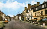 PRE-EN -PAIL (Mayenne) - La Rue Aristide Briand Et L´Hôtel De Bretagne. Carte Colorisée. Belle Composition. - Pre En Pail