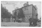 38 ) BOURGOIN, Place Du Chateau Et Le Chateau, Vialatte Photo, ANIMEE ** - Bourgoin