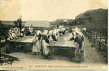 56 - Belle CPA Port-Louis - Femmes Des Usines Mettant Leurs Sardines à Sécher - Port Louis