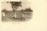 Cp AFRIQUE GUINEE FRANCAISE : PORTEURS EN MARCHE ( Village Africain ) - French Guinea