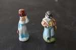 2 FEVES -FIGURINES - PETITS OBJETS DE VITRINE OU DECORATION POUR LA CRECHE -COUPLE - Santini