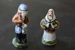 2 FEVES -FIGURINES - PETITS OBJETS DE VITRINE OU DECORATION POUR LA CRECHE -COUPLE - Santons