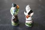 2 FEVES -FIGURINES - PETITS OBJETS DE VITRINE OU DECORATION POUR LA CRECHE -COUPLE - Santini