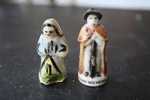 2 FEVES -FIGURINES - PETITS OBJETS DE VITRINE OU DECORATION POUR LA CRECHE -COUPLE - Santini