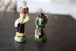 2 FEVES -FIGURINES - PETITS OBJETS DE VITRINE OU DECORATION POUR LA CRECHE -COUPLE - Santons