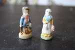 2 FEVES -FIGURINES - PETITS OBJETS DE VITRINE OU DECORATION POUR LA CRECHE -COUPLE - Santons