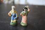 2 FEVES -FIGURINES - PETITS OBJETS DE VITRINE OU DECORATION POUR LA CRECHE -COUPLE - Santons