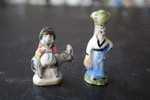 2 FEVES -FIGURINES - PETITS OBJETS DE VITRINE OU DECORATION POUR LA CRECHE -COUPLE-ANE- - Santini