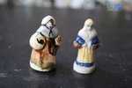 2 FEVES -FIGURINES - PETITS OBJETS DE VITRINE OU DECORATION POUR LA CRECHE -COUPLE- - Santons