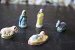 5 FEVES -FIGURINES - PETITS OBJETS DE VITRINE OU DECORATION POUR LA CRECHE -ANE-MOUTON-VACHE-JESUS --2 SANTONS - Santini