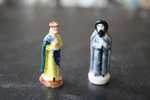 2  FEVES -FIGURINES - PETITS OBJETS DE VITRINE OU DECORATION POUR LA CRECHE -SANTON -COUPLE - Santini