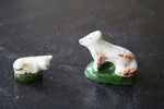 2  FEVES -FIGURINES - PETITS OBJETS DE VITRINE OU DECORATION POUR LA CRECHE - ANIMAUX - Santons