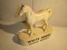 PUBLICITE  ANCIENNE WHISKY  WHITE HORSE 23CM / CHEVAL EN PORCELAINE  / EPOQUE 1950 / TRES BEL ETAT - Alcohol