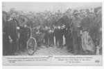 02 )) FL) VIC SUR AISNE, Officiers Français Rapportant Des Casques D'officiers Allemands Tués à La Basaille De VIC ELD - Vic Sur Aisne