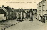 CREPY-EN-VALOIS - La Porte Et La Rue De PARIS. Petite Animation Devant Un Kiosque. CARTE NEUVE - Crepy En Valois